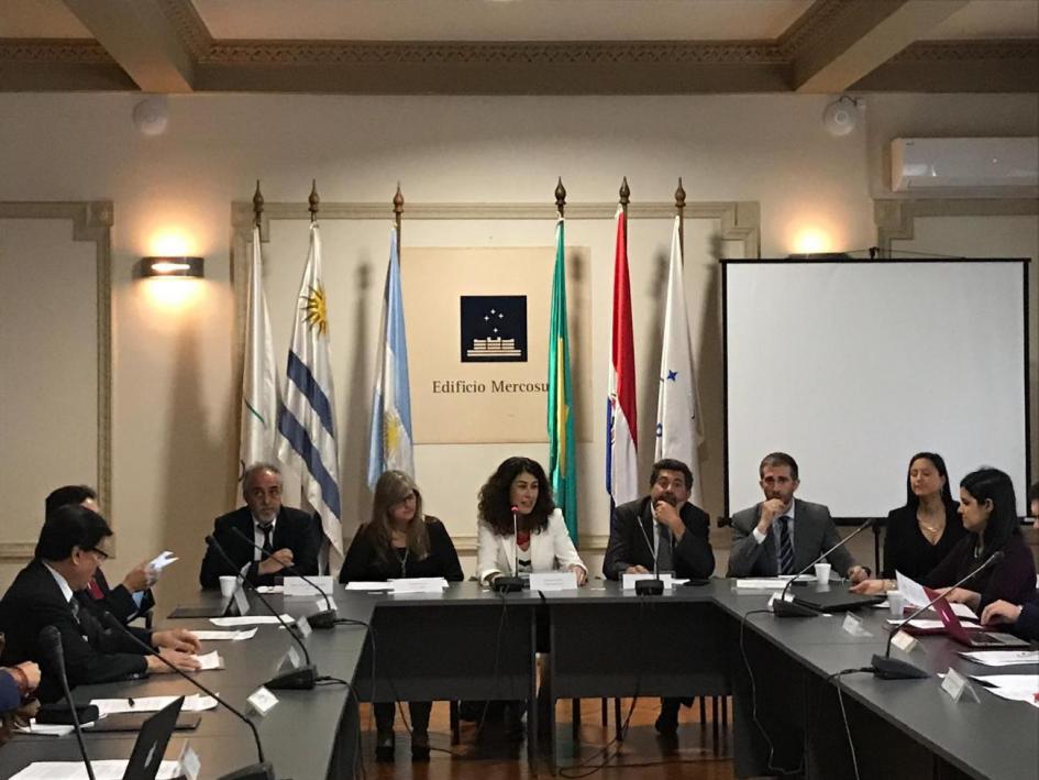 mesa de presentación donde se encuentran autoridades de la cooperación junto a la directora de auci Andrea Vignolo