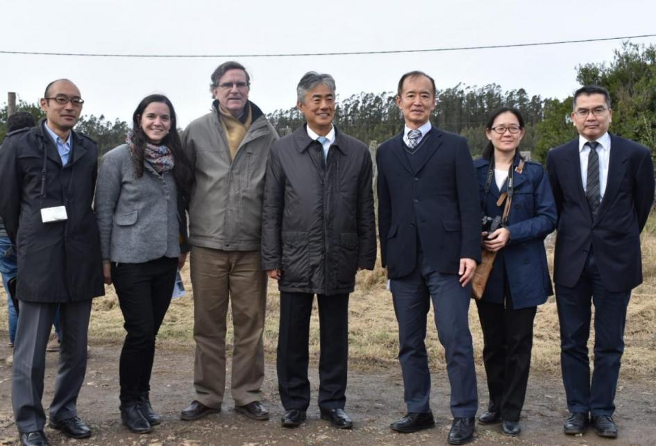 Equipos de Uruguay y Japón en la inauguración de la planta fotovoltaica