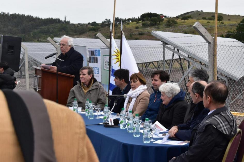 Mesa de autoridades en el lanzamiento