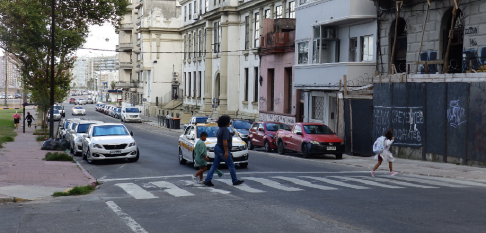 Peatones cruzando un paso de cebra Peatones cruzando un paso de cebra
