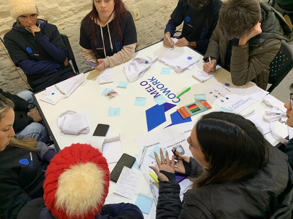 Estudiantes aportan ideas para resolver temas locales en “Formación de jóvenes innovadores”.