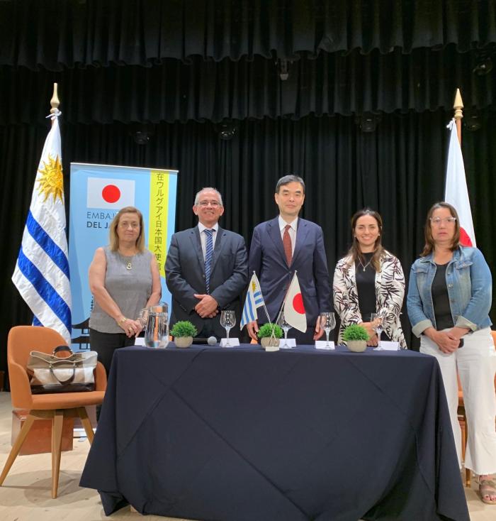 Firma de acuerdo entre Embajada de Japón e Intendencia de Flores Firma de acuerdo entre Embajada de Japón e Intendencia de Flores