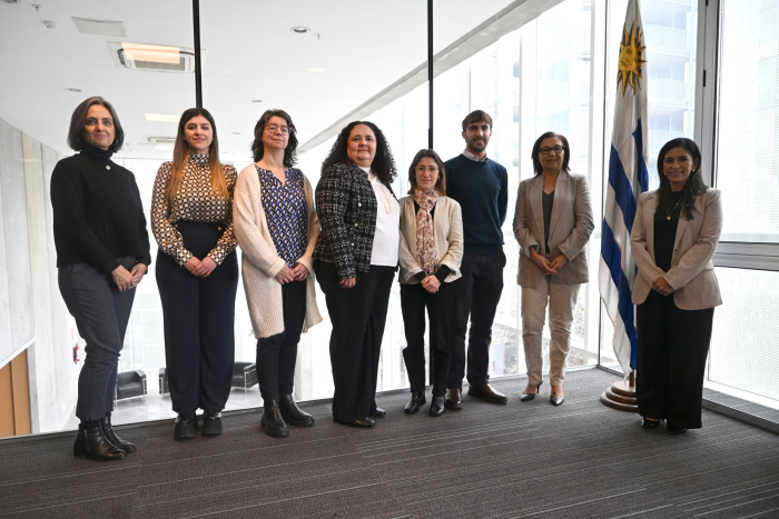 Funcionarios de ESCO y AUCI en Torre Ejecutiva, Montevideo