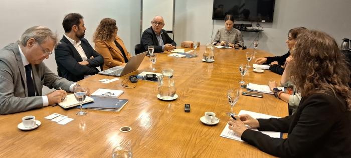 Reunión entre AUCI y equipo consultor que analiza operativa de cooperativas uruguayas 