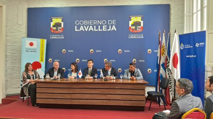 Acto de firma de próxima entrega de vehículo de Embajada de Japón a Intendencia de Lavalleja Acto de firma de próxima entrega de vehículo de Embajada de Japón a Intendencia de Lavalleja