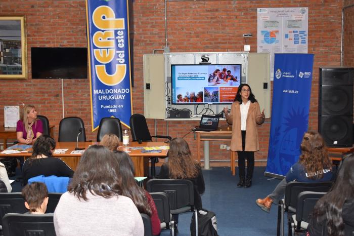 Charlas sobre oportunidades de estudio, formación, intercambio estudiantil y becas en Maldonado.