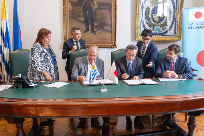 Autoridades de Tacuarembó, Japón y AUCI en firma de donación de vehículo de salud bucal