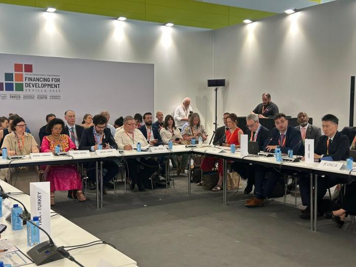 Director ejecutivo de AUCI, Martín Clavijo, en reunión con agencias de desarrollo Director ejecutivo de AUCI, Martín Clavijo, en reunión con agencias de desarrollo