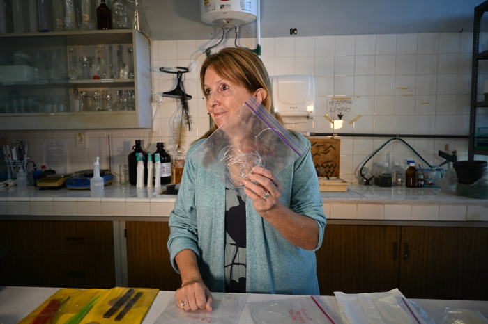 Entrevista la profesora, Mary Lopretti, en Facultad de Ciencias de la UdelaR.