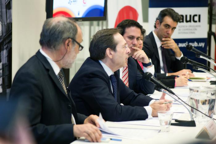 Mesa de apertura en la presentación Mesa de apertura en la presentación