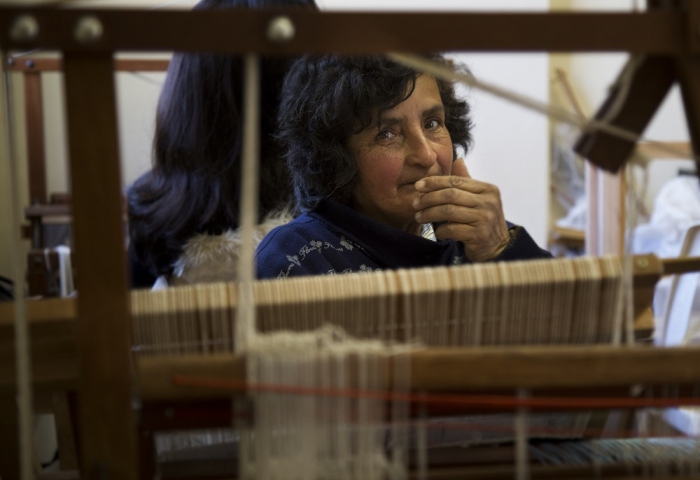 Mujer trabajando en telar