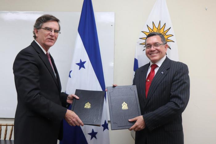 Subdirector de AUCI, Felipe Ortiz de Taranco y Vicecanciller de Honduras, José Isaías Barahona Herrera