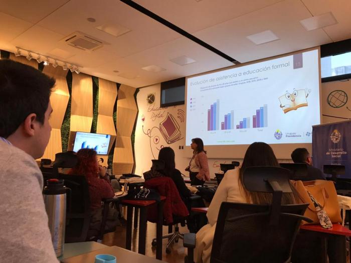 Presentación de Claudia Romano sobre políticas de juventud