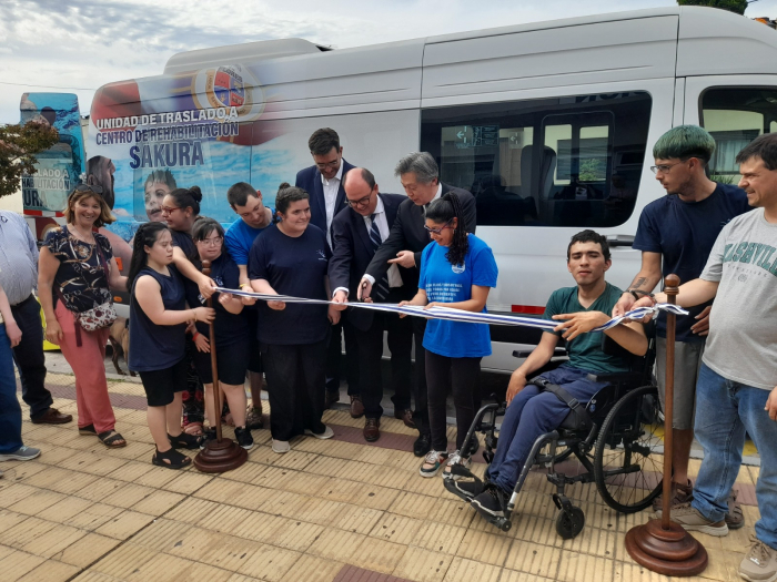 Entrega de vehículo en el Centro de Rehabilitación Sakura