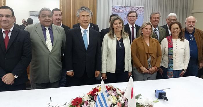 Japón firmó donaciones con dos intendencias y una asociación cultural Japón firmó donaciones con dos intendencias y una asociación cultural