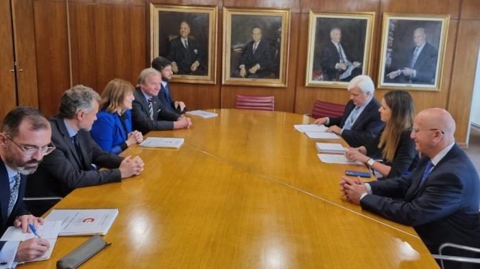 Reunión entre autoridades de España y de Uruguay en la Cancillería.