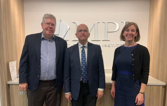 Berro con representantes de Migration Policy Institute, Andrew Selee y Julia Gelatt. Berro con representantes de Migration Policy Institute, Andrew Selee y Julia Gelatt.