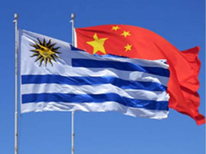 Banderas de Uruguay y China Uruguay y China