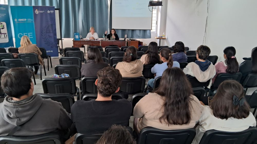 Estudiantes y docentes de Paysandú recibieron información sobre oportunidades educativas