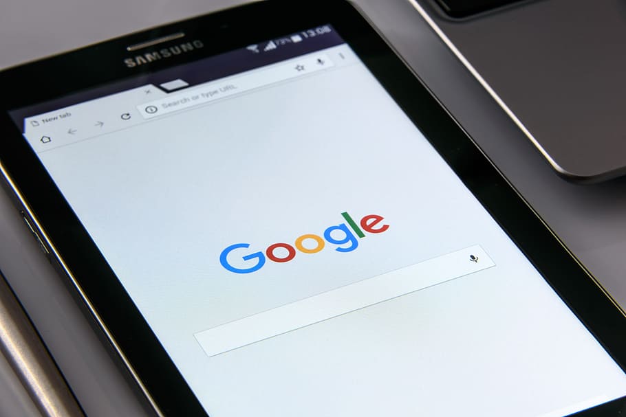 tablet con el buscador google en pantalla