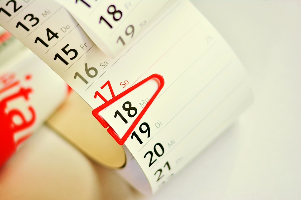 foto ilustrativa: calendario con fecha marcada con un clip