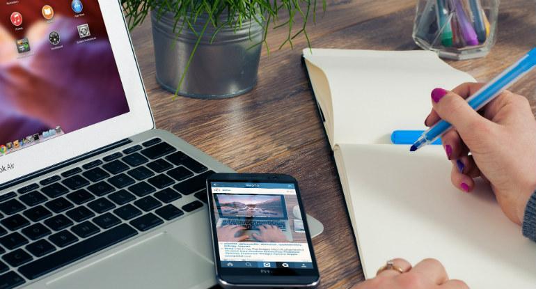 NOvedades en gub.uy libreta, notebook y mano con lapicera