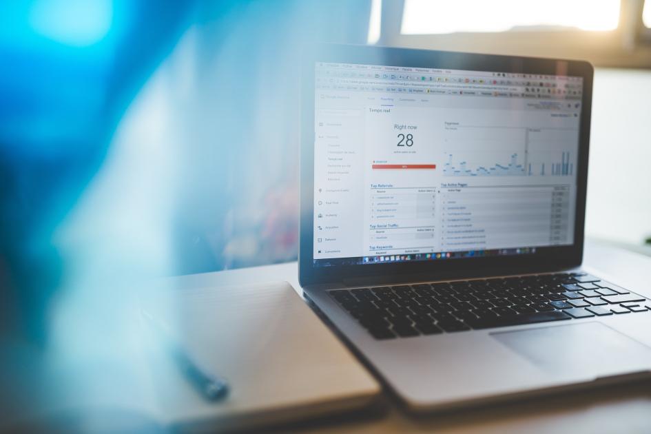 Analítica web laptop con una imagen de Google Analytics