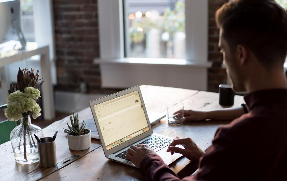 Últimos cursos de 2023. Persona escribiendo en una laptop.