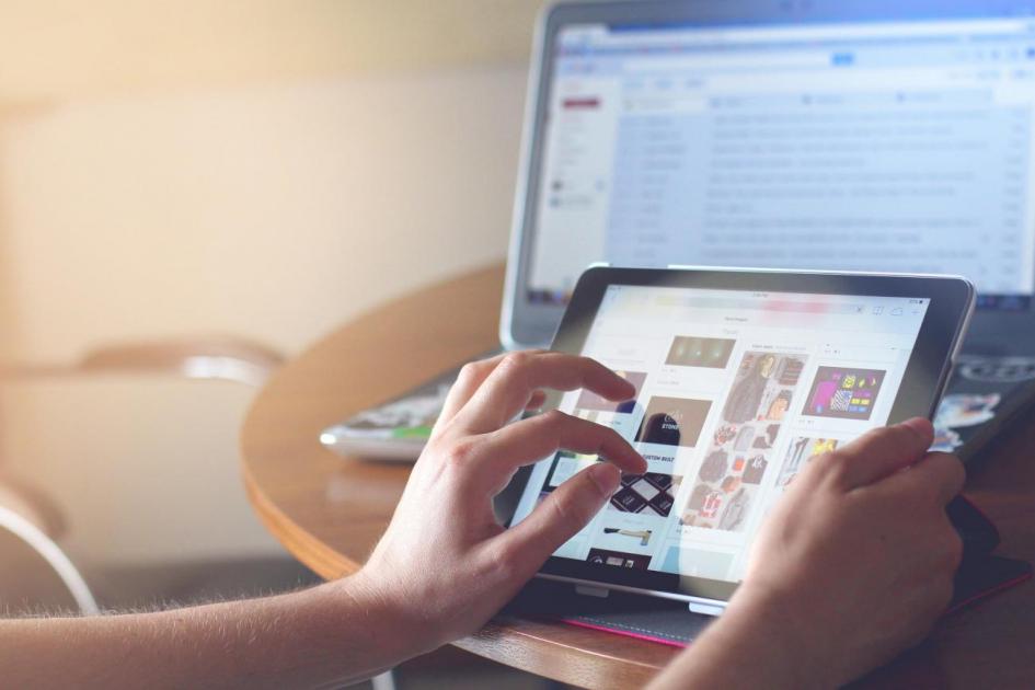 Nuevo curso de Comunicación visual en gub.uy mano tocando pantalla táctil