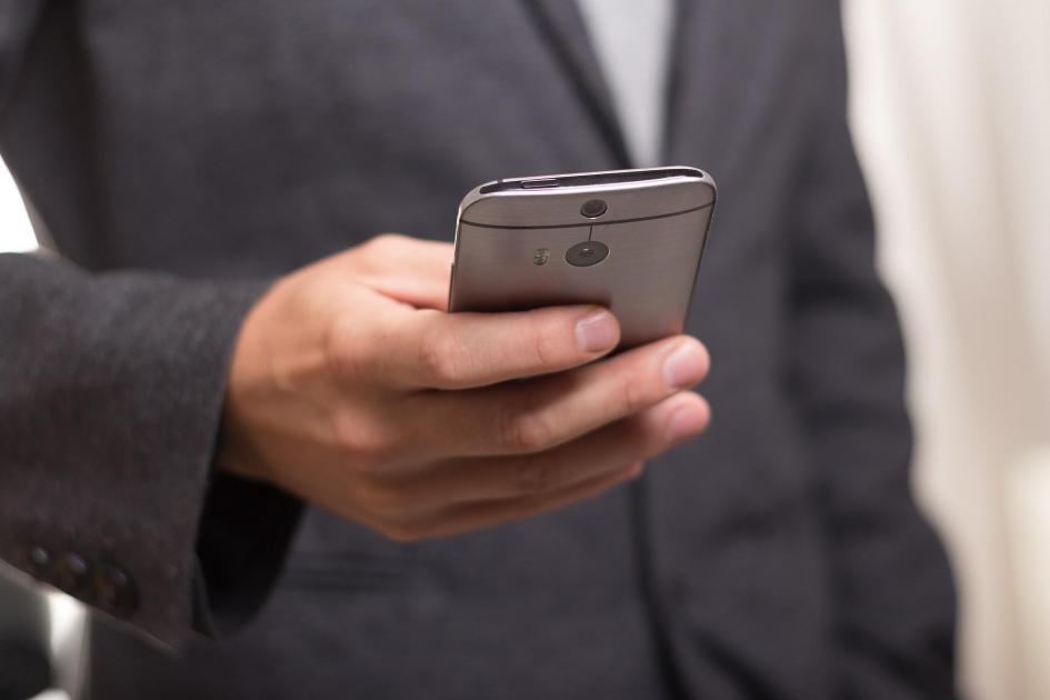 Por qué el Estado necesita del SEO persona con teléfono inteligente en la mano