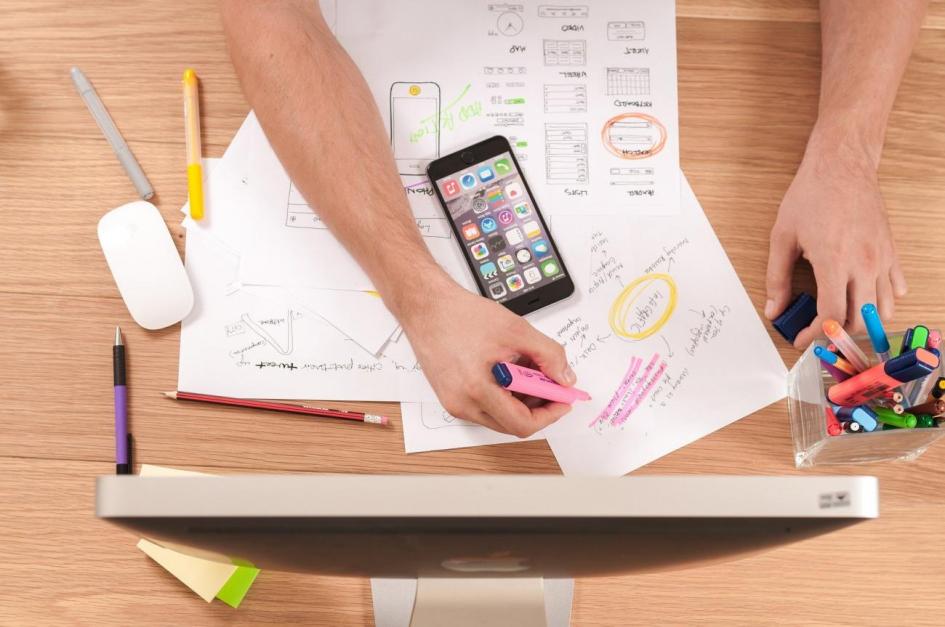 Diseño UX/UI escritorio con bocetos y celular