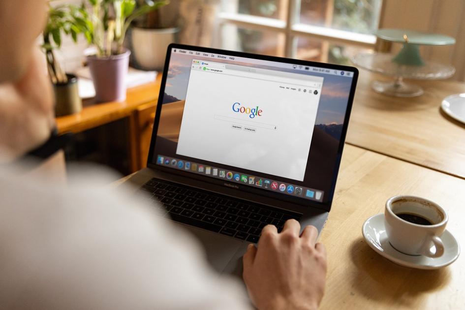 Metadescripción: cómo posicionar contenidos en Google Una persona navega y su monitor muestra el buscador google