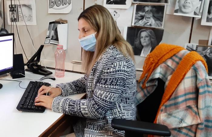 Valeria escuchando el lector automático en la intranet de gub.uy