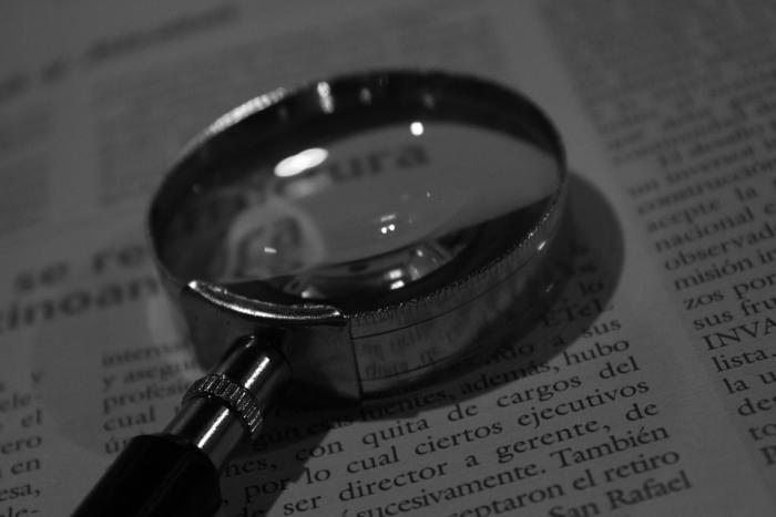 Calidad gub.uy: cómo continuar mejorando los sitios imagen de una lupa sobre página de libro
