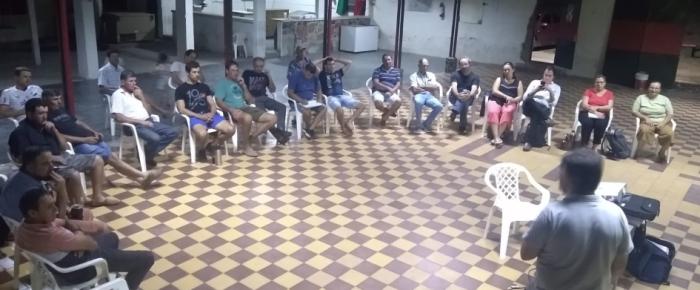 Personas reunidas en el encuentro de productores de Ajo