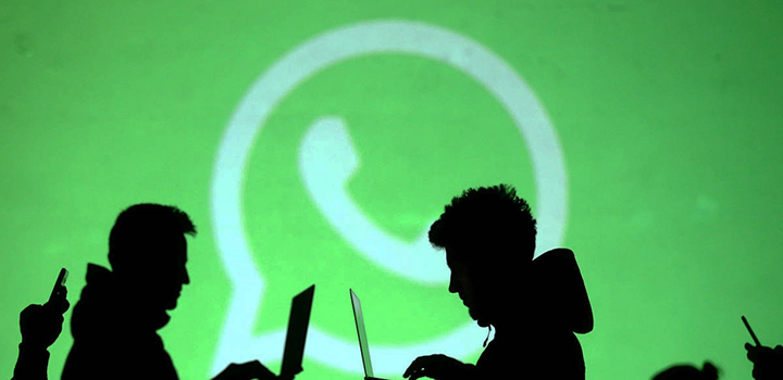 personas en la sombra con computadoras y fondo de logo whatsapp personas en la sombra con computadoras y fondo de logo whatsapp