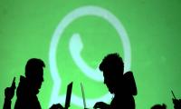 personas en la sombra con computadoras y fondo de logo whatsapp personas en la sombra con computadoras y fondo de logo whatsapp