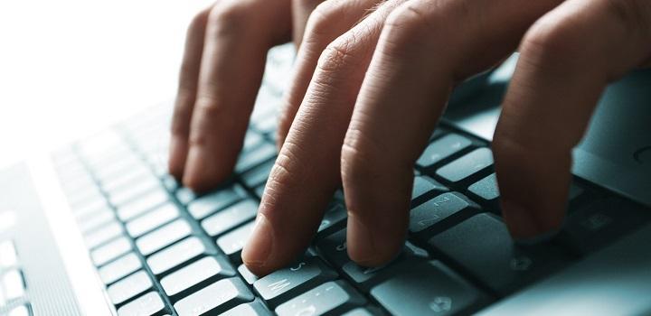 Manos sobre teclado. Manos sobre teclado.