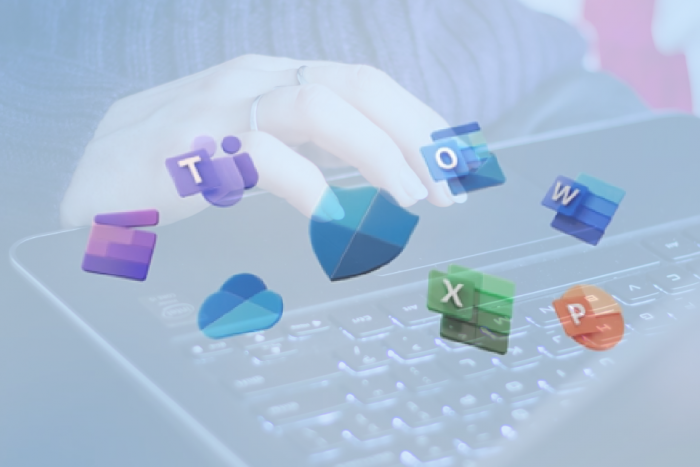 Logos de los servicios de Microsoft sobre un fondo transparente de una mano en un teclado