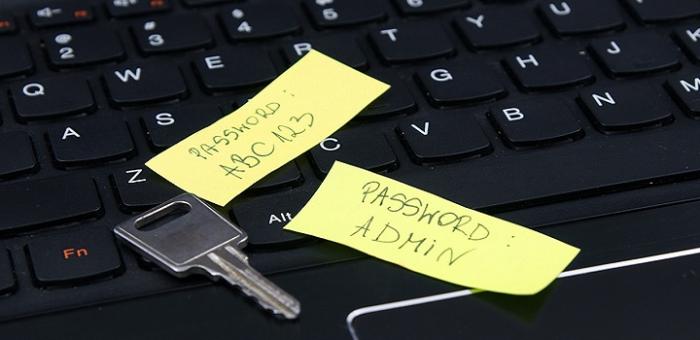 Papeles escritos con contraseñas poco seguras sobre un teclado. Papeles escritos con contraseñas poco seguras sobre un teclado.