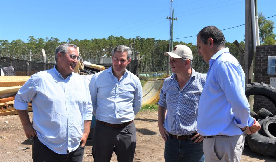 Autoridades en planta de encapsulado