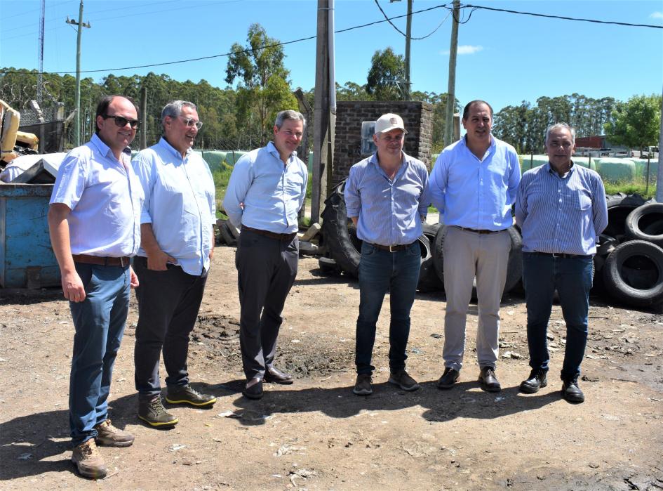 Autoridades en planta de encapsulado