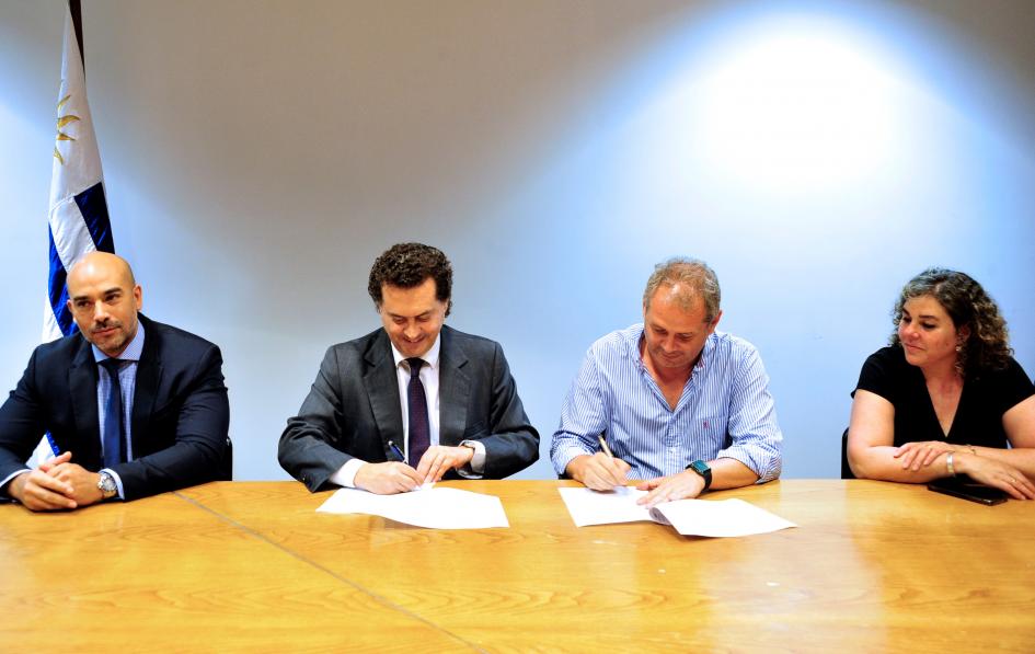 Firma de convenio Firma de convenio entre Congreso d Intendentes y Agesic.