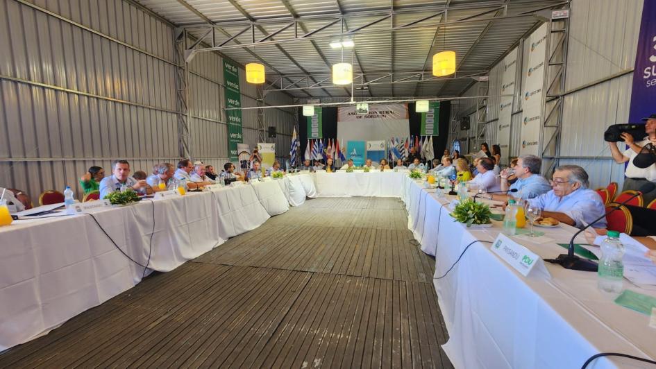 Congreso de intendentes en ExpoActiva Mesa del Plenario