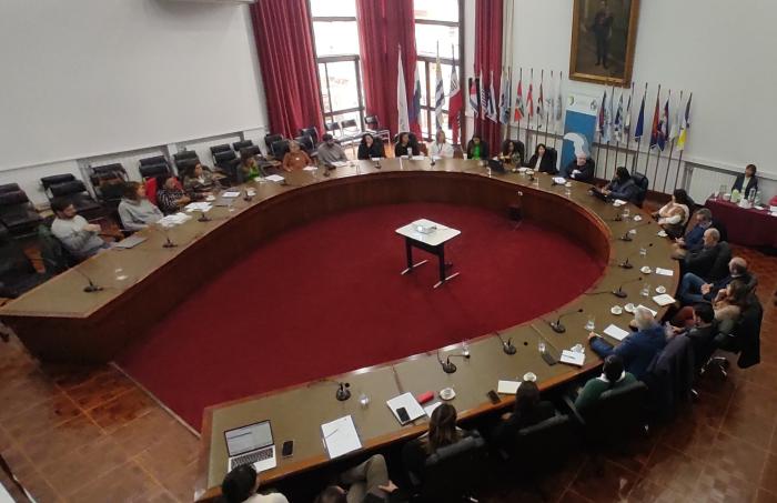 Conversatorio gente sentada alrededor de una mesa