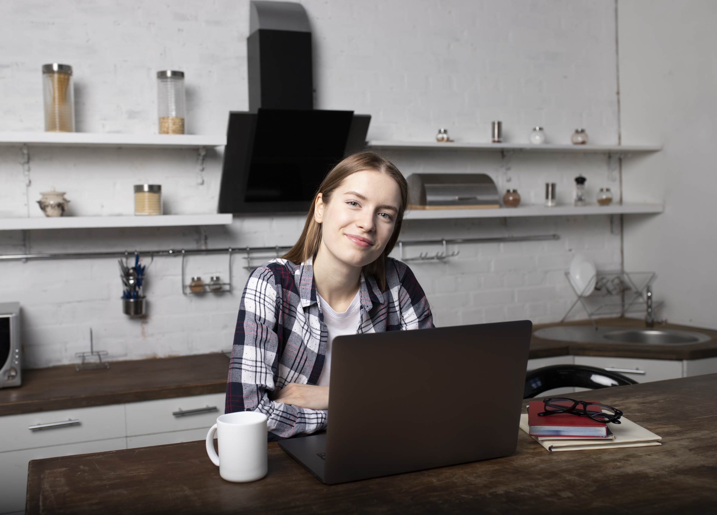 Joven trabajando en la computadora