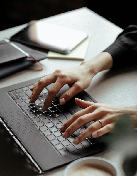 Manos sobre teclado de computadora portatil