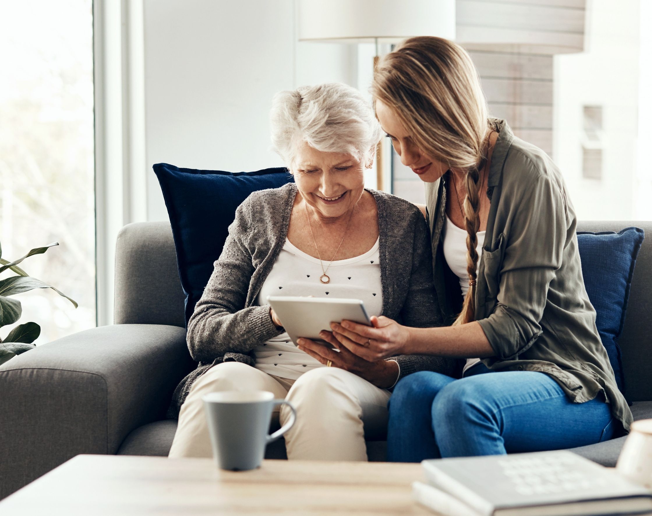 Señora mayor y mujer joven