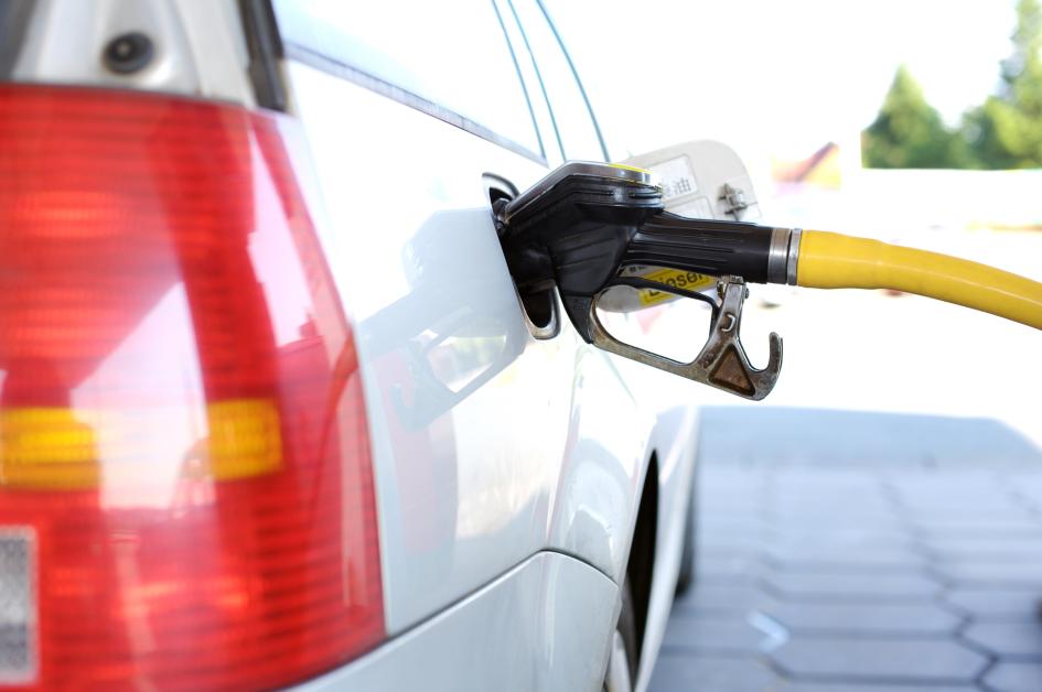 auto cargando combustible