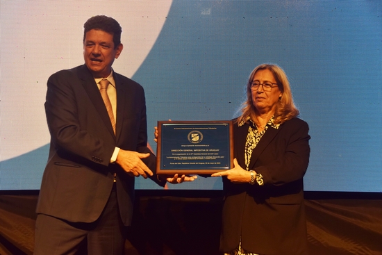 Margarita Faral entregando a Marcio Verdi una placa de reconocimiento al CIAT